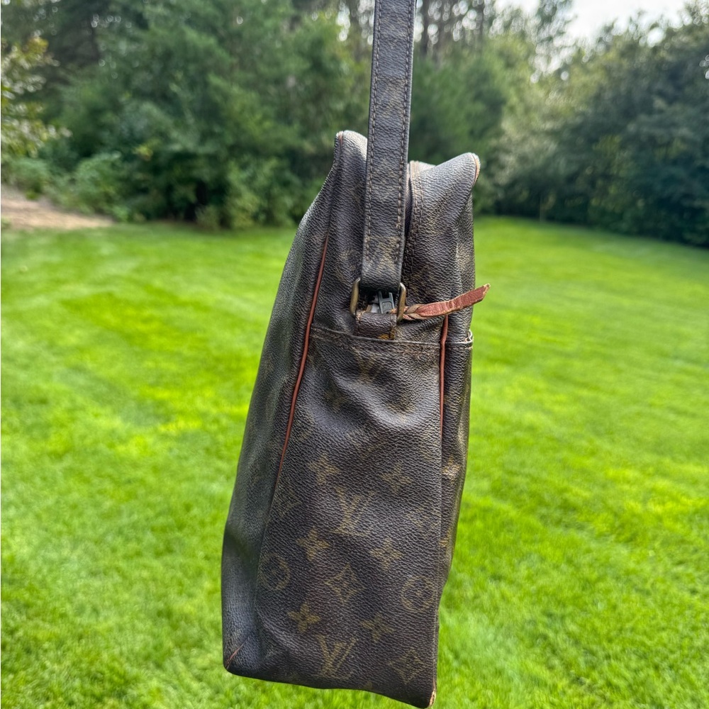 Authentic Louis Vuitton Saumur 36 Monogram Messenger Bag - Picture 3 of 10